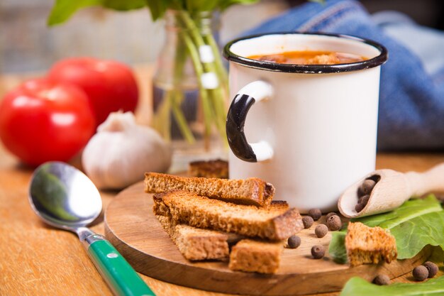 Soupe en tasse blanche