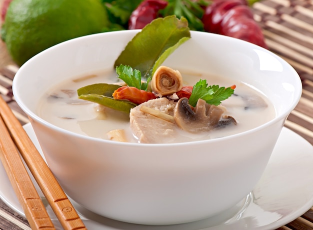 Soupe thaï au poulet et champignons