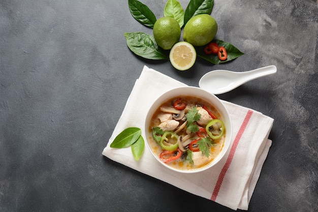 Soupe thaïe au lait de coco avec poulet et légumes