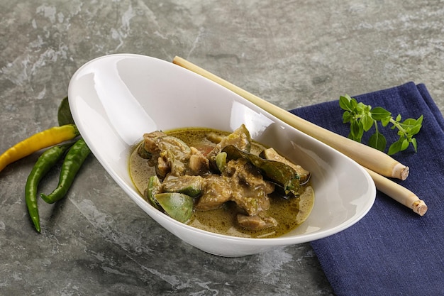 Photo soupe thaïlandaise au curry vert avec basilic et poulet