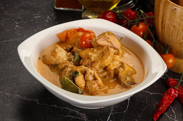 Une soupe thaïlandaise avec du poulet.
