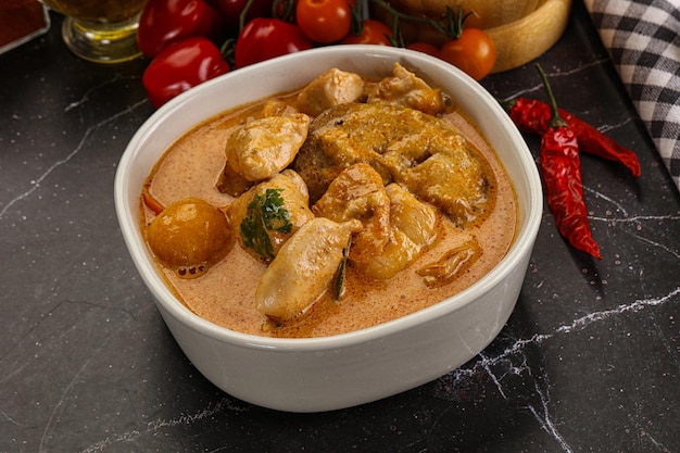 Photo une soupe thaïlandaise avec du poulet.