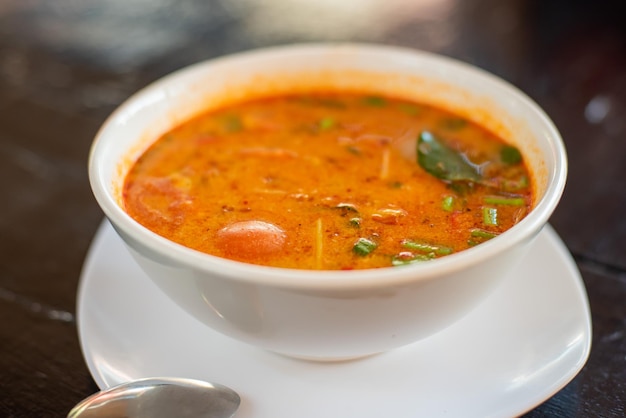 Soupe thaïlandaise épicée tom yam kung avec crevettes, fruits de mer, lait de coco et piment dans l'espace de copie du bol