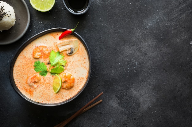 Soupe thaïlandaise épicée Tom Yam Kung avec crevettes, fruits de mer, lait de coco, piment et riz.