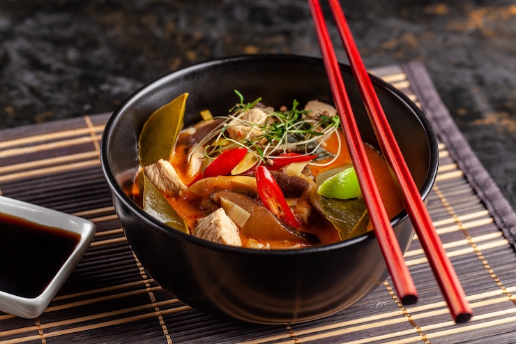 Photo soupe thaïlandaise tom yam de poulet.