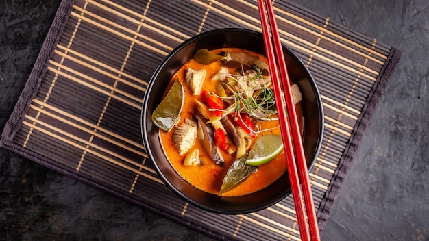 Soupe thaïlandaise Tom Yam de poulet.