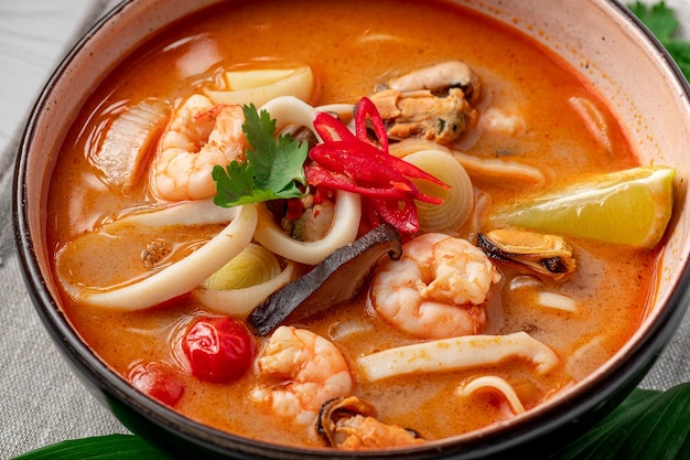 Soupe tom yum asiatique épicée aux crevettes calmars moules et légumes cuisine asiatique