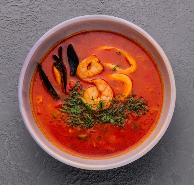 Soupe tom yum aux calmars de crevettes et moules vue de dessus