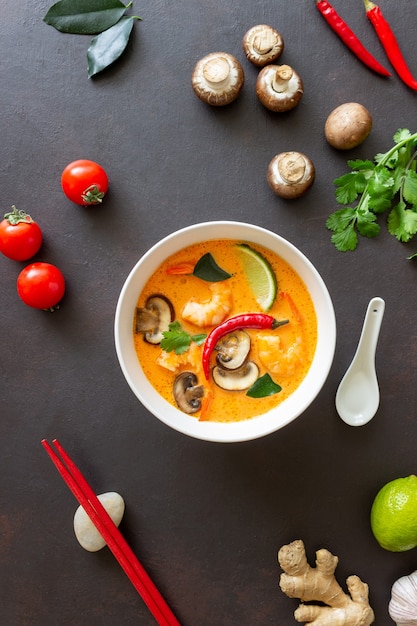 Soupe de Tom yum. La cuisine Thai. Alimentation saine. Recettes Cuisine nationale