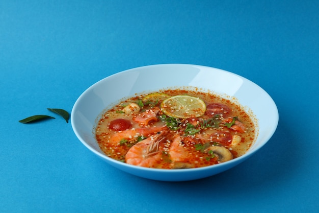 Soupe Tom Yum savoureuse sur fond bleu