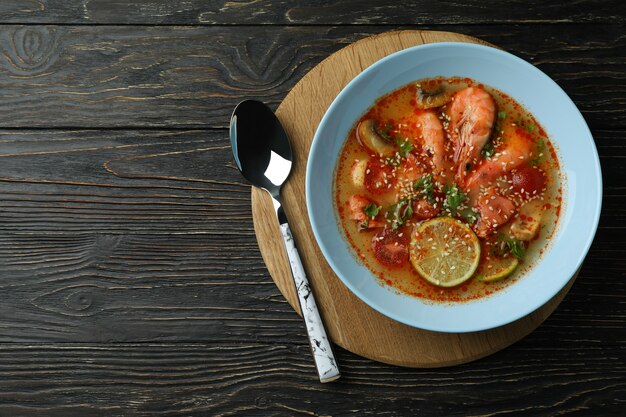 Soupe Tom Yum savoureuse sur fond de bois