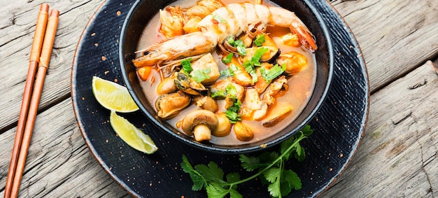 Soupe tom yum thaï aux crevettes