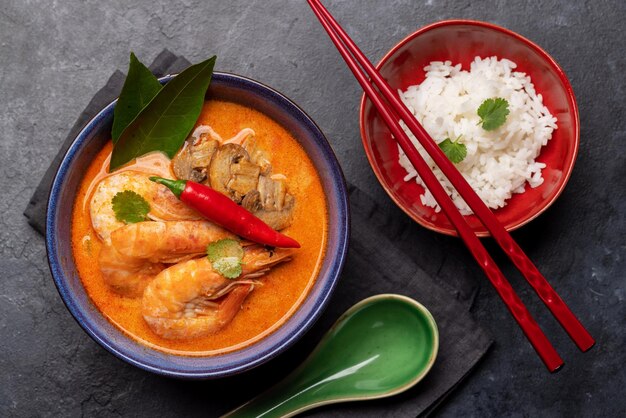 Soupe Tom Yum thaïlandaise et bol de riz