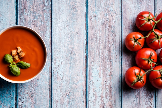 Soupe de tomate au basilic dans un bol