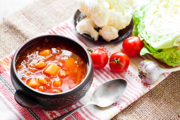 Soupe de tomate au chou et au chou-fleur