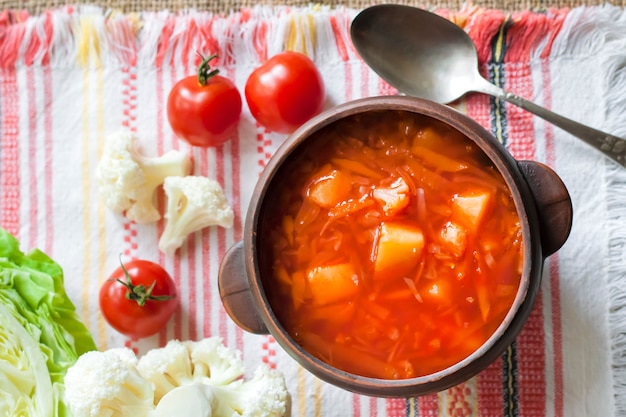 Soupe de tomate au chou et au chou-fleur