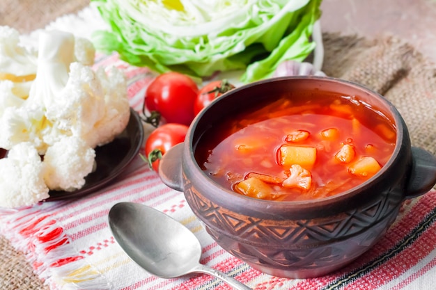Soupe de tomate au chou et au chou-fleur