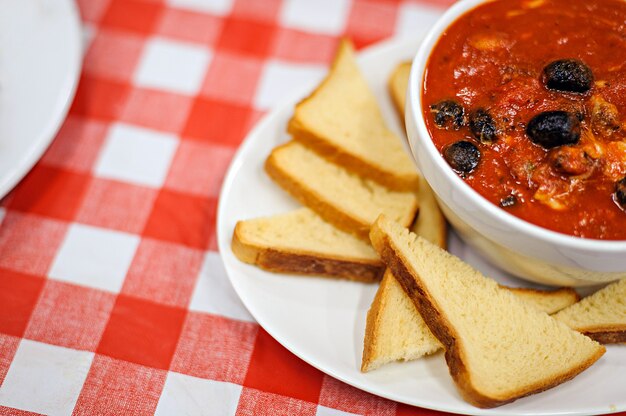 Soupe de tomate aux tomates et olives