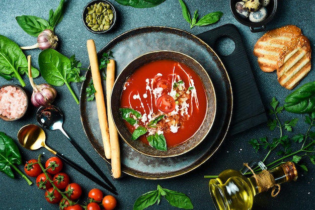 Soupe de tomate avec basilic et crème dans un bol concept d'alimentation saine de près