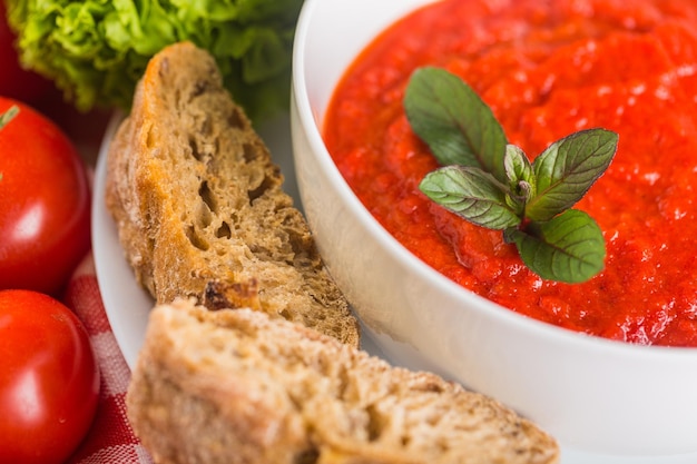 Soupe Tomate Basilic avec Pain et Salade