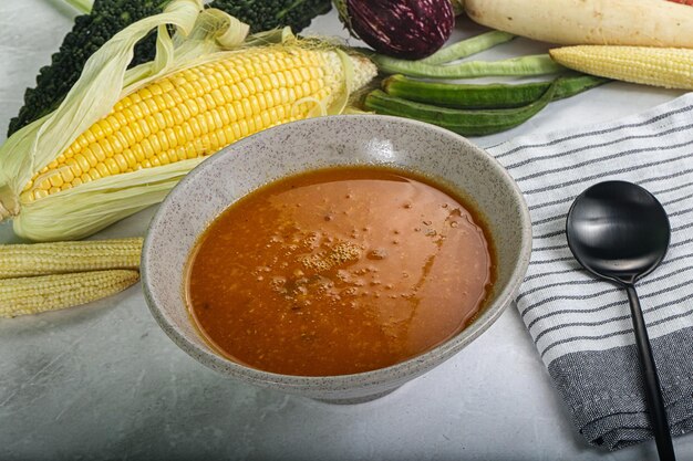 Photo soupe à la tomate chaude de cuisine végétalienne