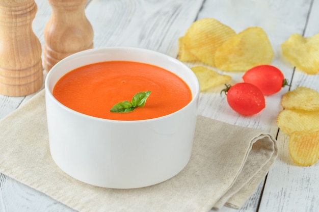 Soupe de tomate dans un bol