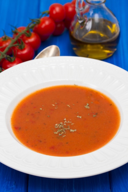 Soupe de tomate en plaque blanche