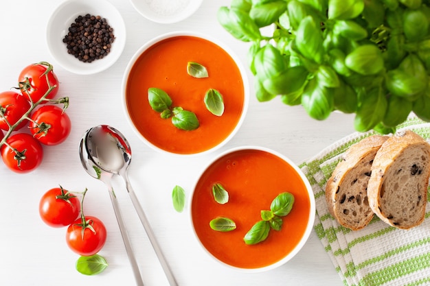 Soupe de tomate à plat sur backgorund blanc