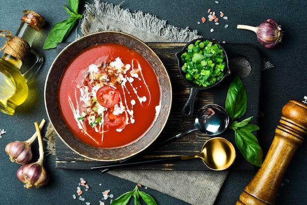 Soupe de tomates au basilic et à la crème dans un bol concept alimentaire sain gros plan