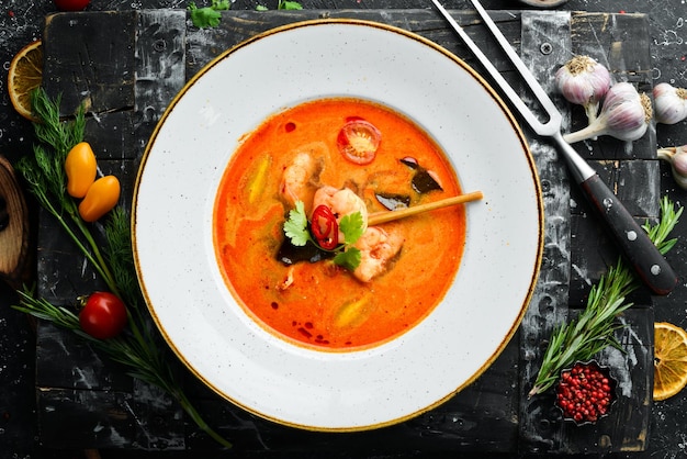 Soupe de tomates aux fruits de mer crevettes et moules Vue de dessus Espace libre pour le texte