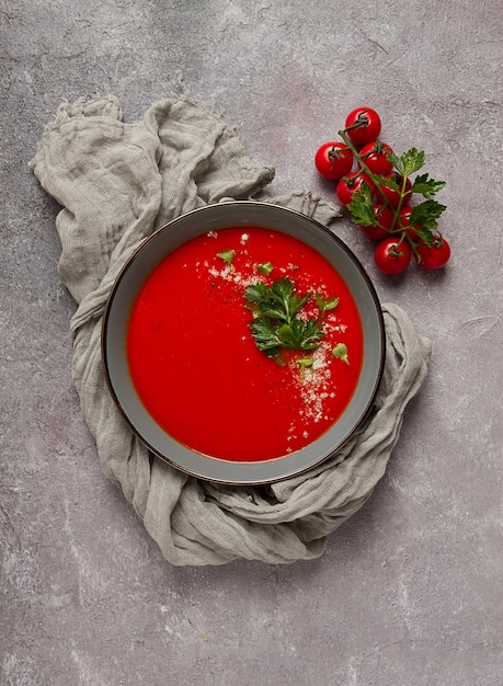 Soupe de tomates aux herbes et épices fait maison aucun peuple