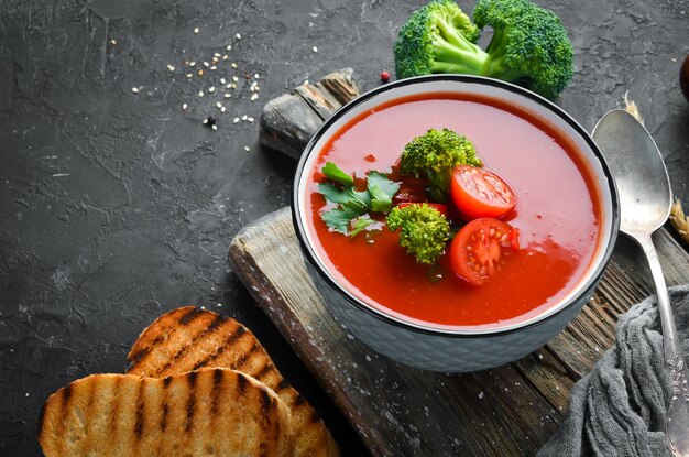 Soupe de tomates aux légumes et au persil Soupe mexicaine dans un bol Vue de dessus