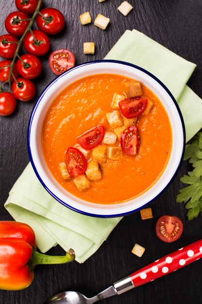 Soupe de tomates et carottes avec des croûtons