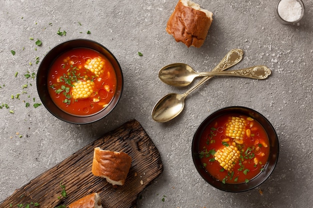 Soupe de tomates avec déjeuner diététique de maïs et d'herbes.