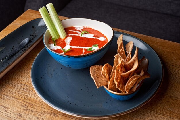 Soupe de tomates fraîches et saines avec tomates à l'ail, basilic et pain Soupe de gaspacho espagnol