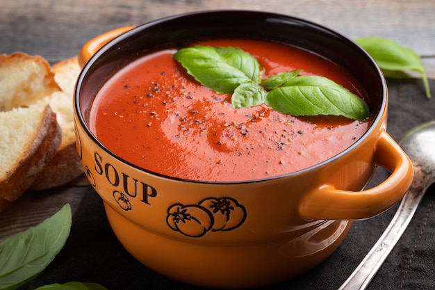 Soupe de tomates maison au basilic.