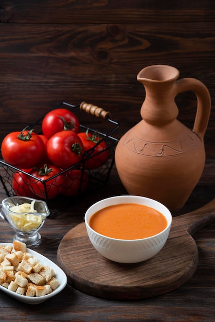 Soupe de tomates sur plaque de bois avec garnier