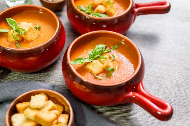 Soupe de tomates rôties au basilic frais et croûtons.