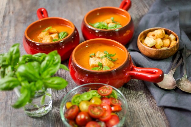 Soupe de tomates rôties au basilic frais et croûtons.