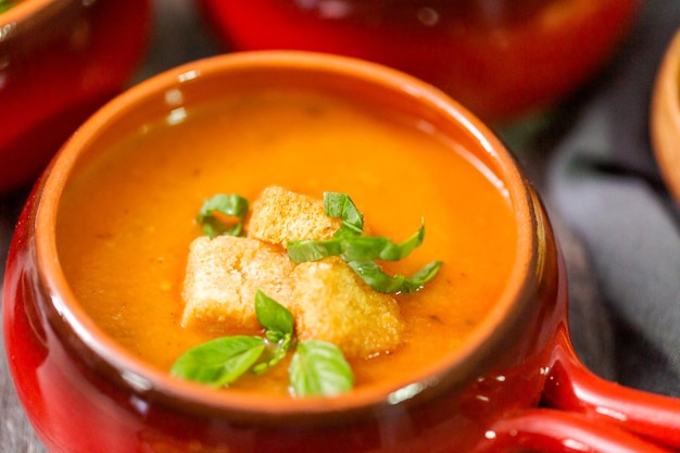 Soupe de tomates rôties au basilic frais et croûtons.