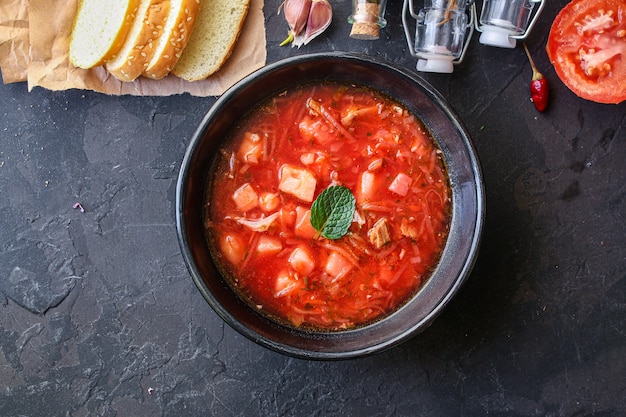 Soupe de tomates rouges au bortsch frais avec du yulion de viande et des légumes