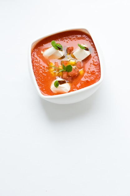 Soupe de tomates sur une surface blanche