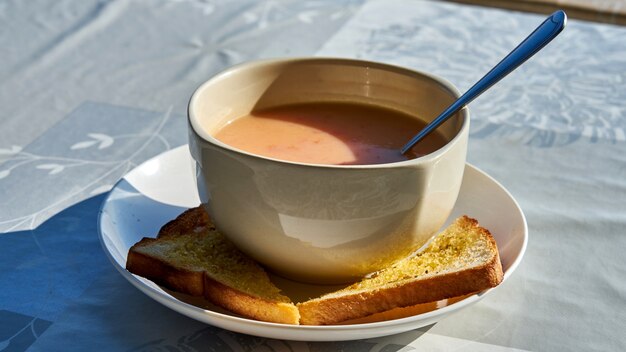 Soupe de tomates avec toasts à l'ail. Koh Phangan. Thaïlande