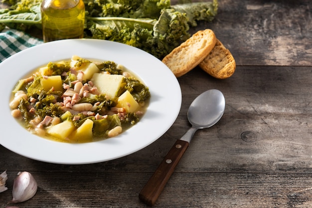 Soupe toscane crémeuse sur table en bois