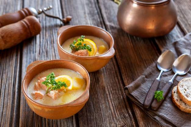 Soupe traditionnelle au saumon finlandais Lohikeitto avec pomme de terre, crème et citron