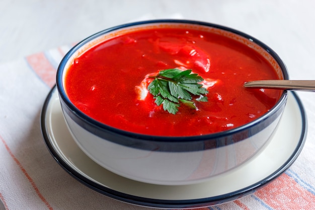 Soupe traditionnelle à la betterave rouge - bortsch. Régime végétarien