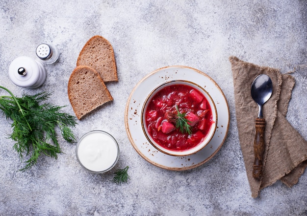 Soupe traditionnelle à la betterave ukrainienne Bortsch