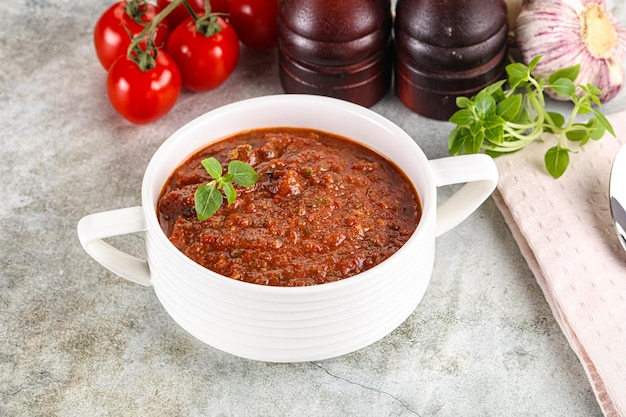 Soupe traditionnelle espagnole de tomate gazpacho servie au basilic