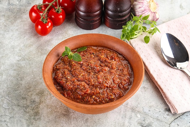 Soupe traditionnelle espagnole de tomates gazpacho servie de basilic