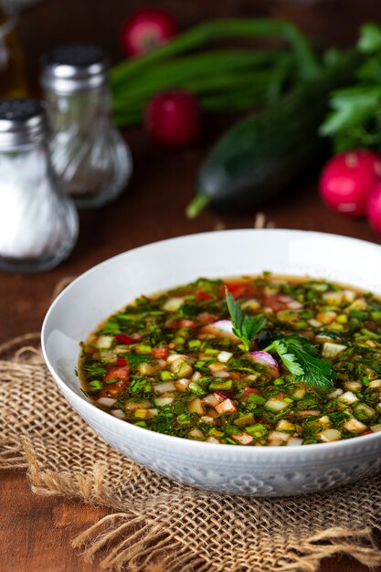 Photo soupe traditionnelle froide okroshka aux légumes